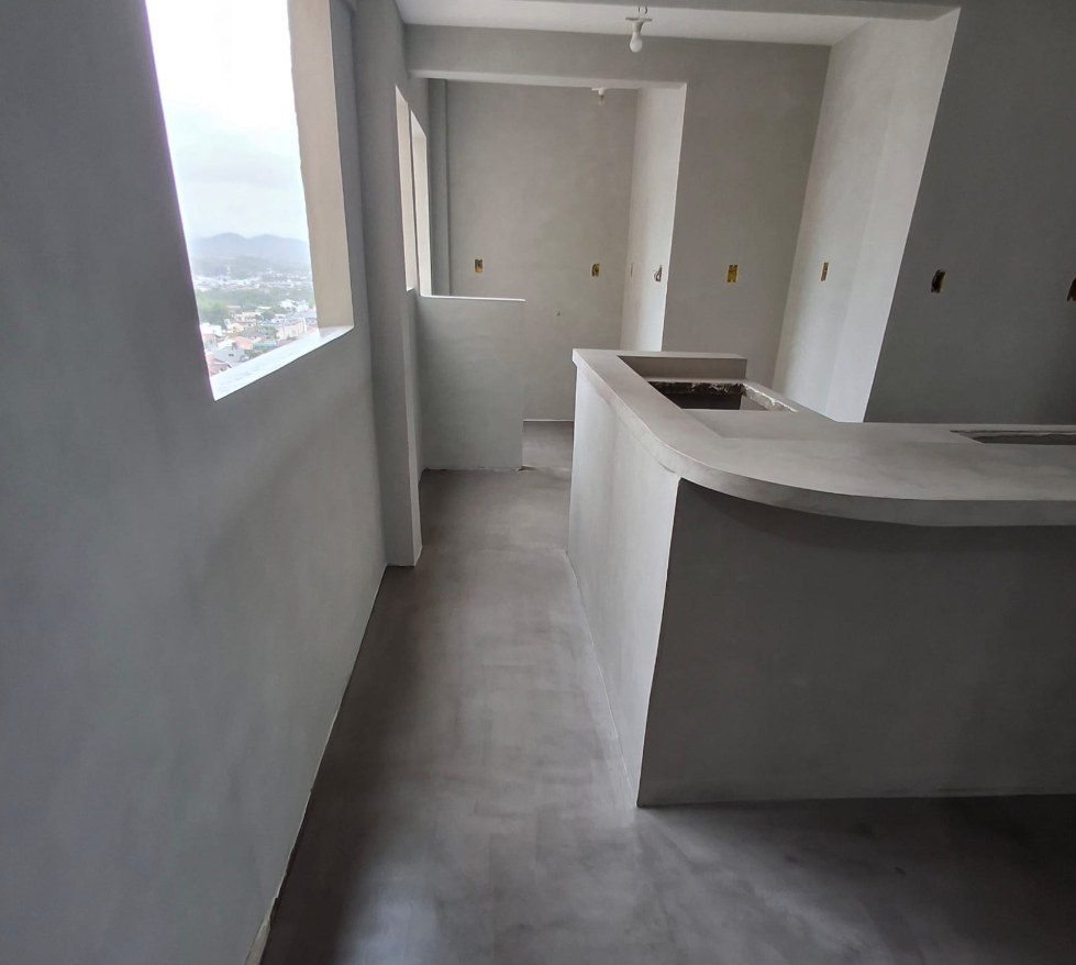 Cimento queimado no piso e na bancada, com acabamento liso
